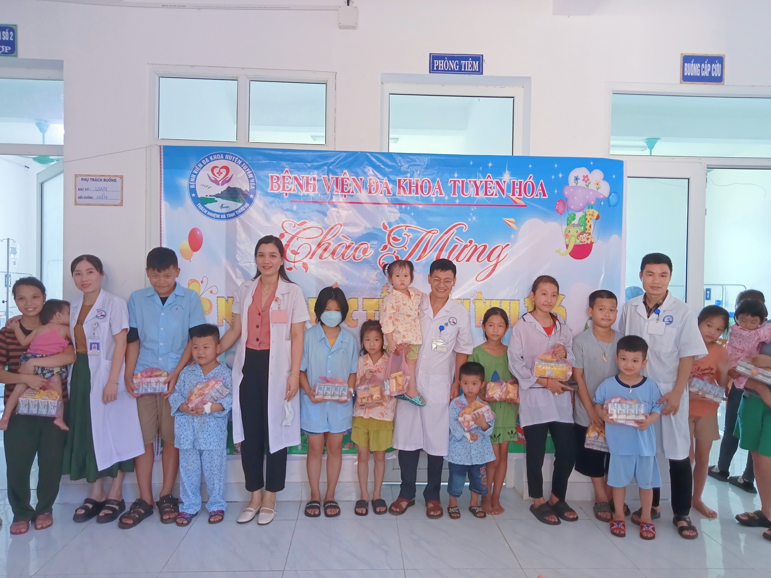 Tặng quà ngày Quốc tế Thiếu nhi 01/6