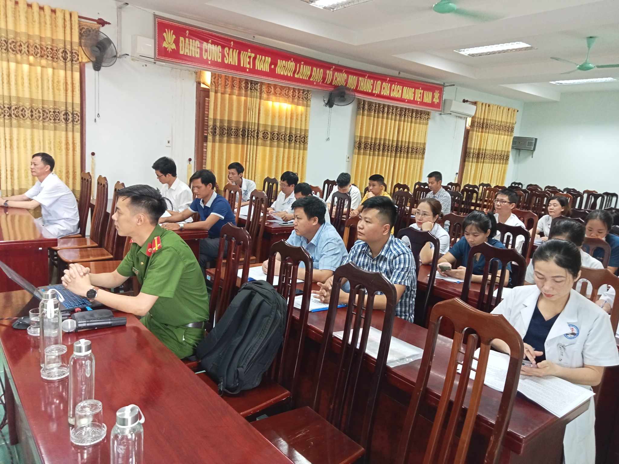 BỆNH VIỆN ĐA KHOA TUYÊN HÓA BỒI DƯỠNG NGHIỆP VỤ PHÒNG CHÁY CHỮA CHÁY CHO CÁN BỘ NHÂN VIÊN